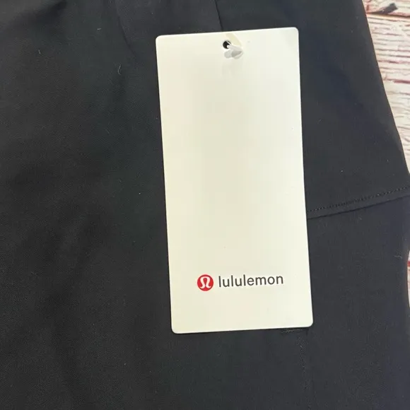 NWT Lululemon On The Fly Short Woven 2.5” in Black Sz 12