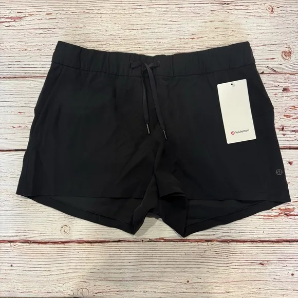 NWT Lululemon On The Fly Short Woven 2.5” in Black Sz 12