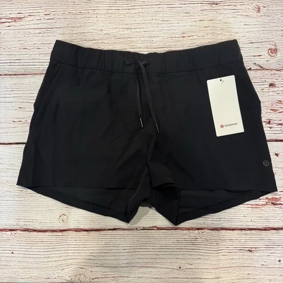 NWT Lululemon On The Fly Short Woven 2.5” in Black Sz 12